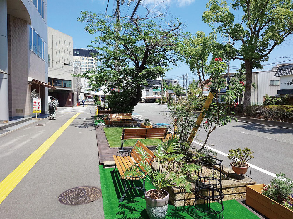 先行設置している市駅前通りのストリートガーデン（市駅グリーングリーンプロジェクト提供）