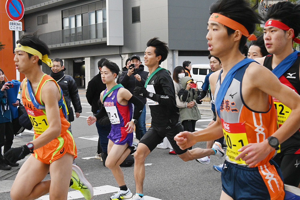 １区を走る若林さん㊥