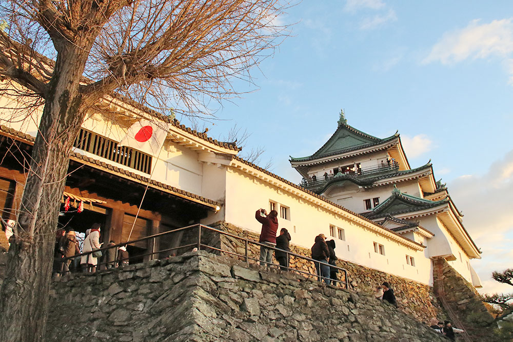 入場者でにぎわう和歌山城天守閣（１日）