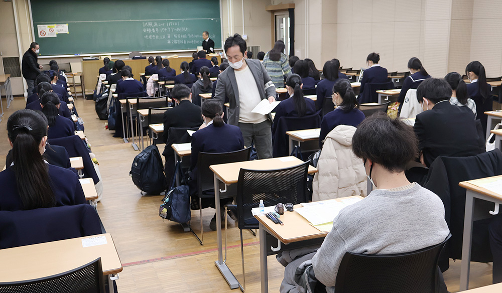 問題用紙などの配布を待つ受験生