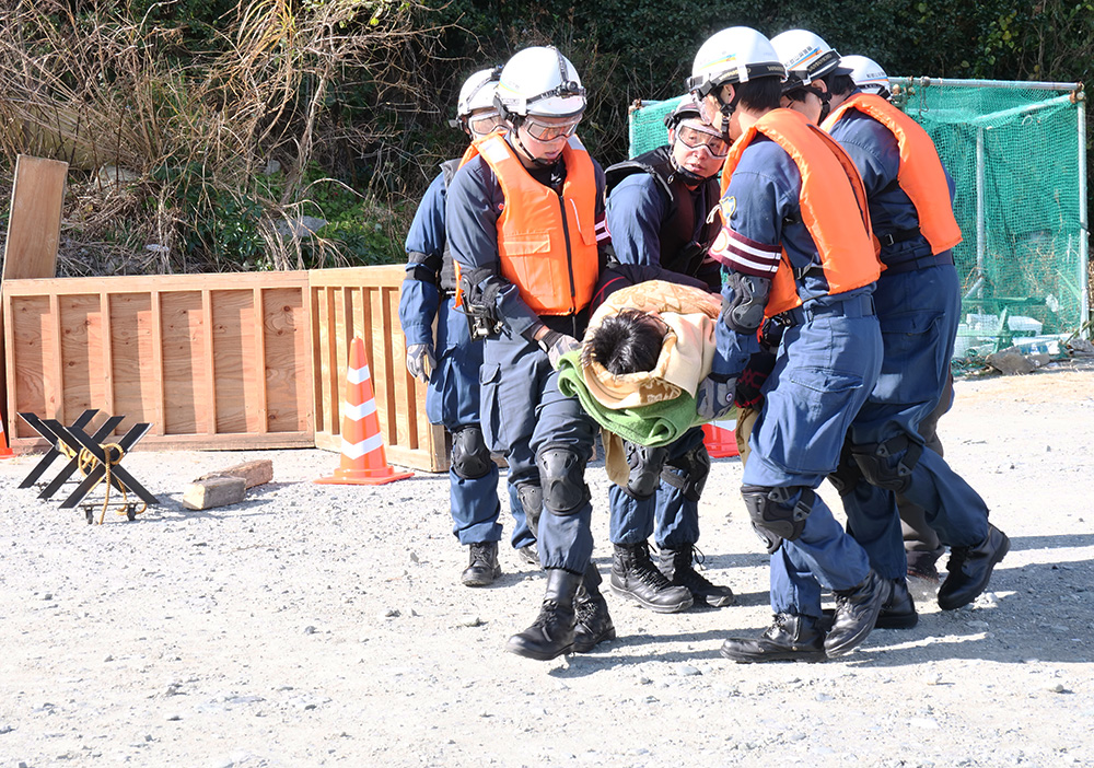 被災者役を救助する警察職員