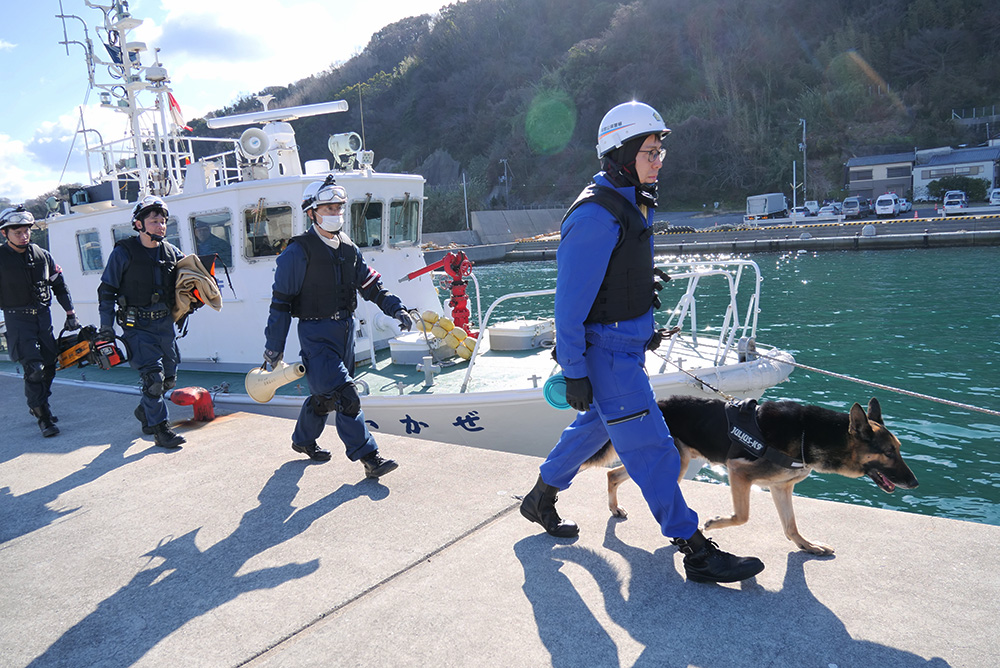 救助に向かうヨハン号と職員