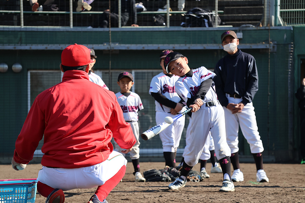 バッティング練習をする子どもたち