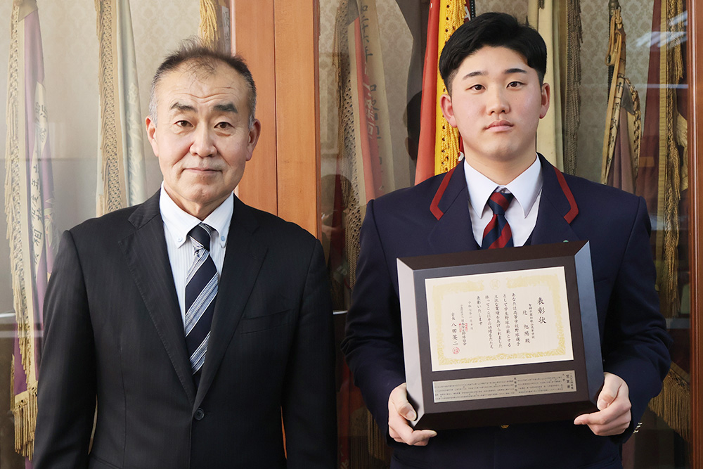 優秀選手に選ばれた辻さん㊨と、西上会長