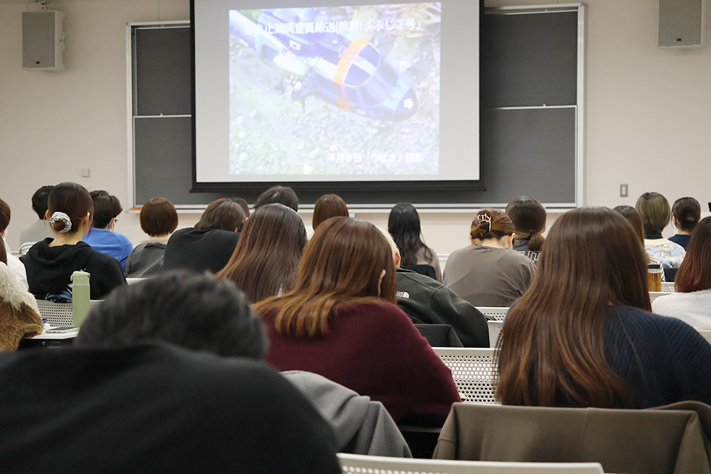 災害時の備えの重要性を学ぶ学生たち