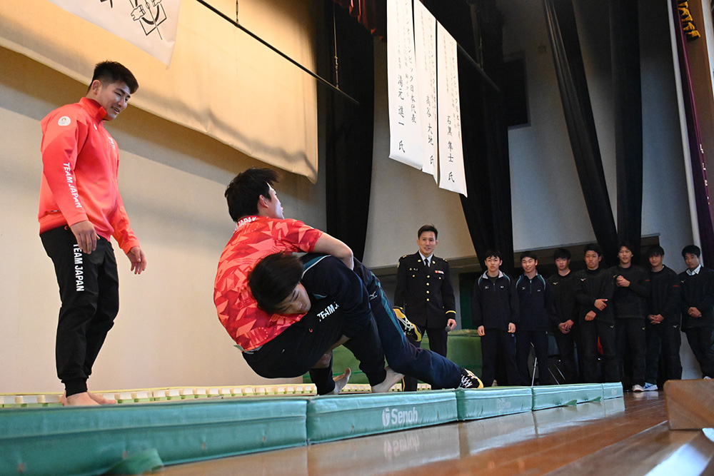 高谷選手にタックルを仕掛ける生徒