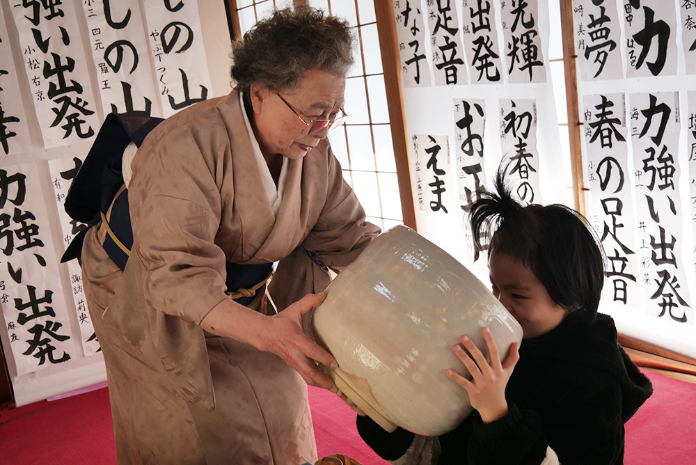 大茶わんで抹茶を飲む児童