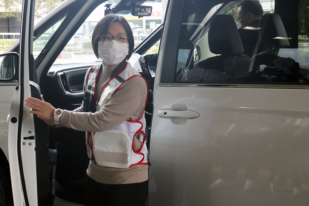 職員に見送られながら車に乗り込む寺尾さん