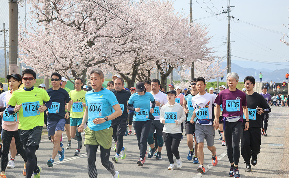 満開の中を駆けるランナー（昨年の様子）