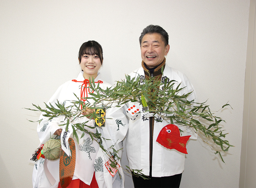 東の宮恵美須神社の福娘・浦西やよいさん㊧と岩田清彦さん