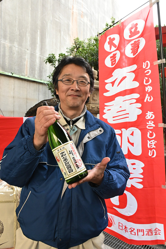 出来上がったばかりの「立春朝搾り」を手に武田杜氏