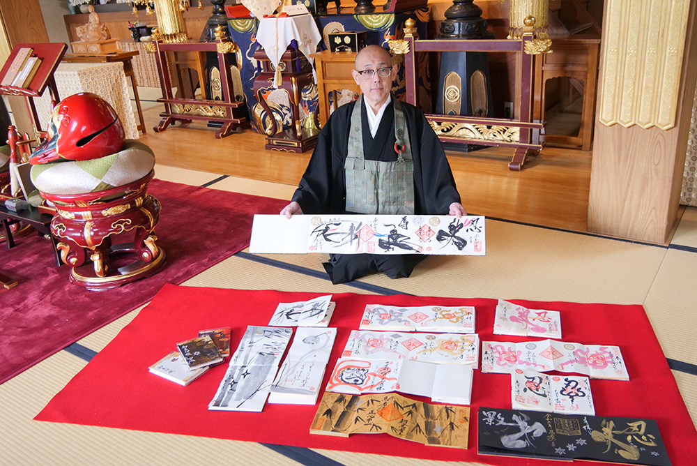 さまざまな色を使い書く山本住職の御朱印