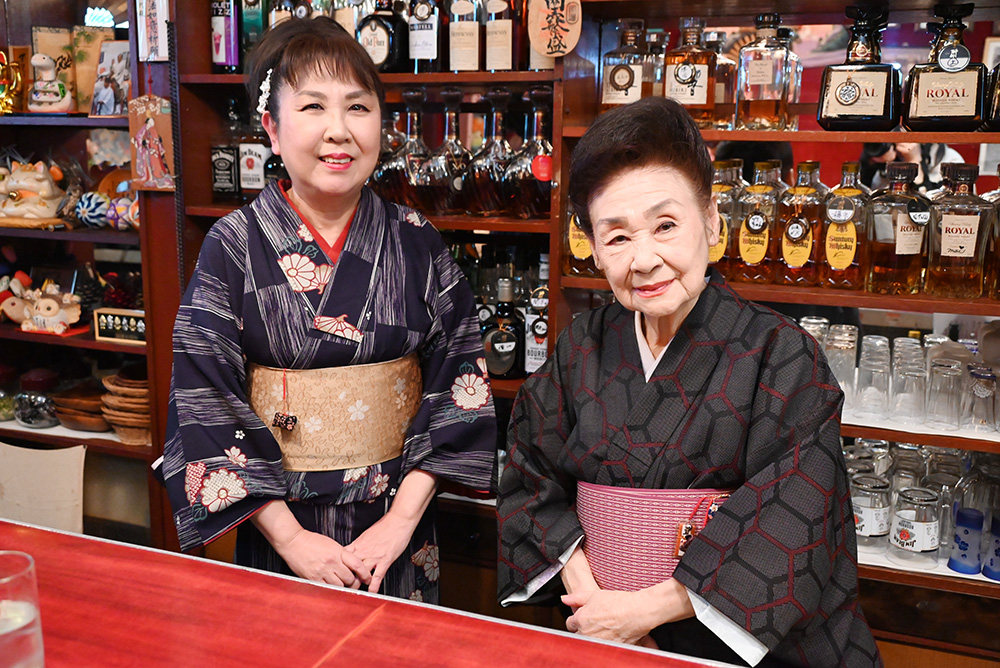 ママの岡本さん㊨と次女の朝美さん