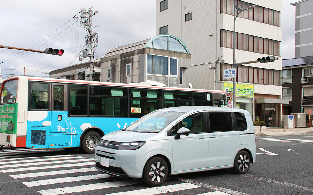 電気料金の過払いが判明した東布経交差点の信号機（和歌山市）