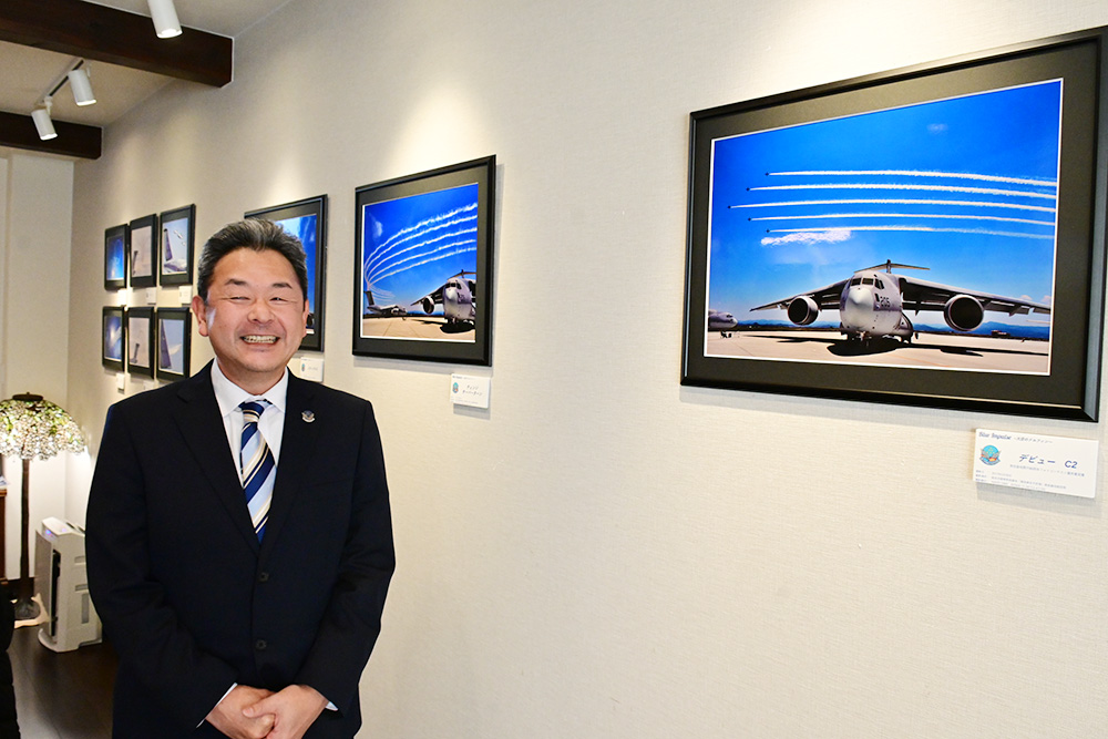 作品の前で奥野さん