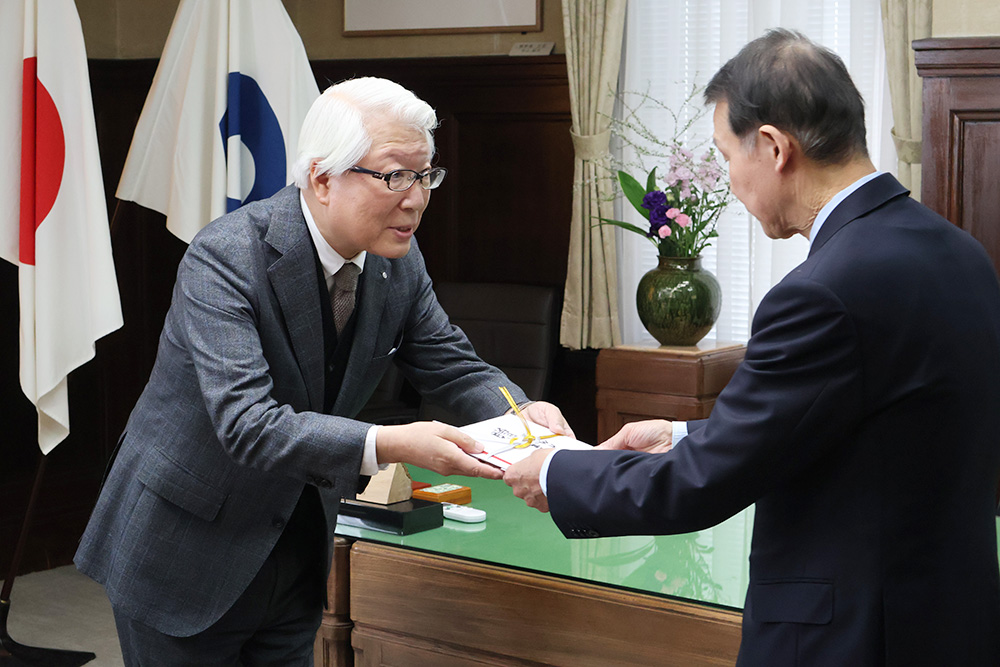 岸本知事㊨に寄付金を手渡す樫畑会長