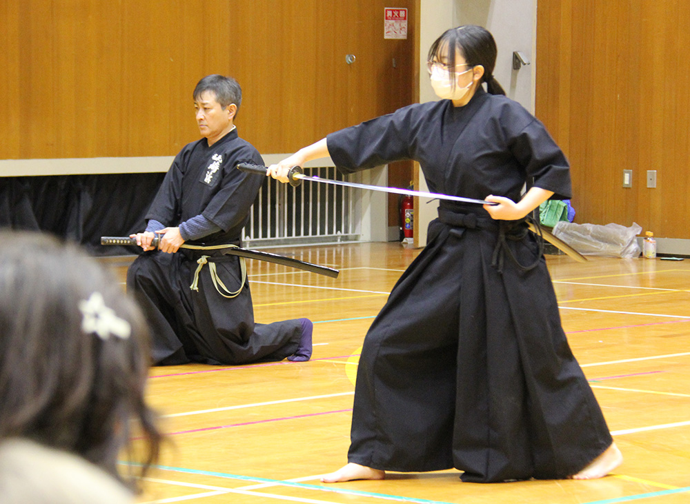 凛とした空気の中、居合の演武も