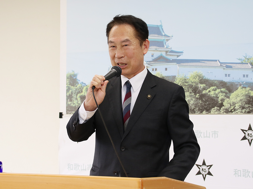 和歌山あけぼの中学校について発表する尾花市長