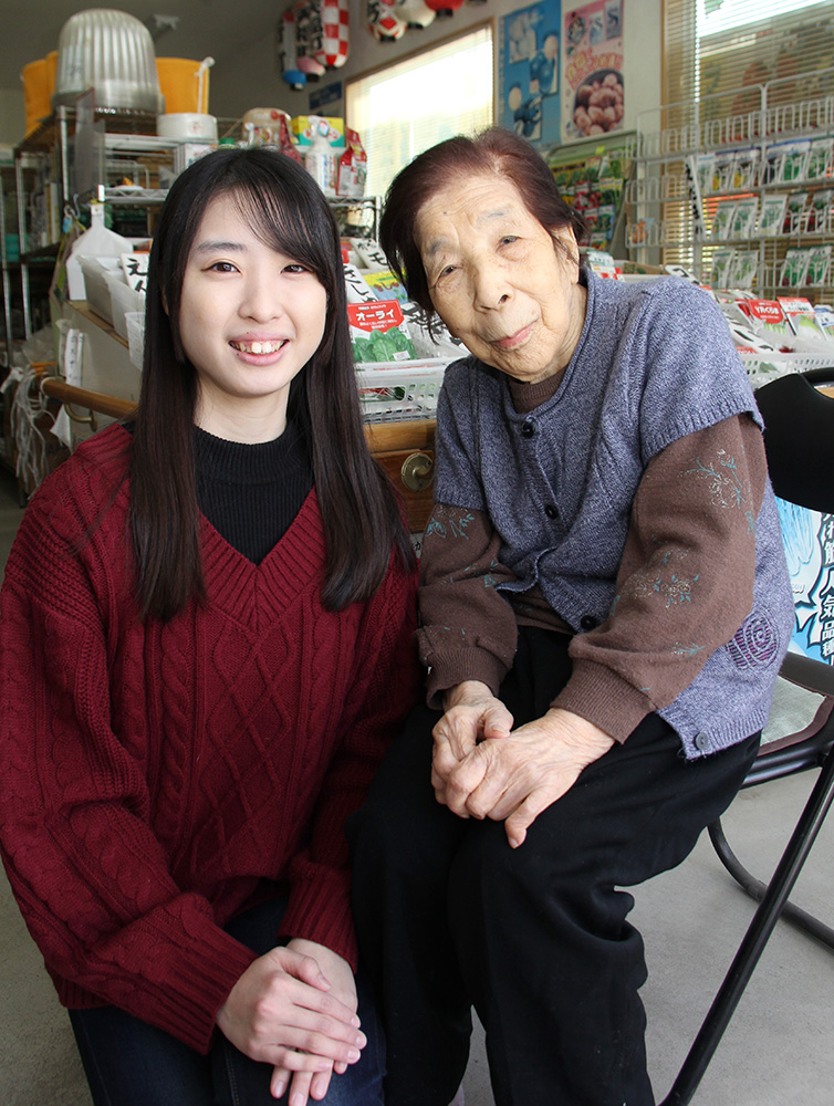 お姫様役を務める小畑飛鳥さん㊧と祖母の幸子さん