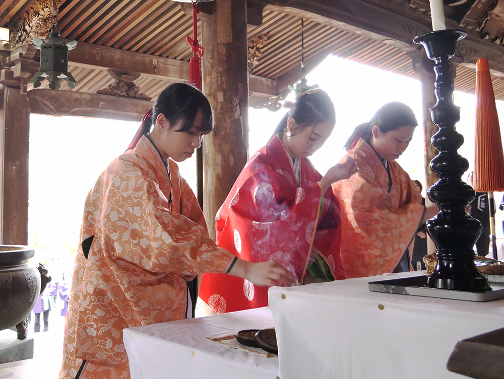 焼香する小畑さん㊥ら