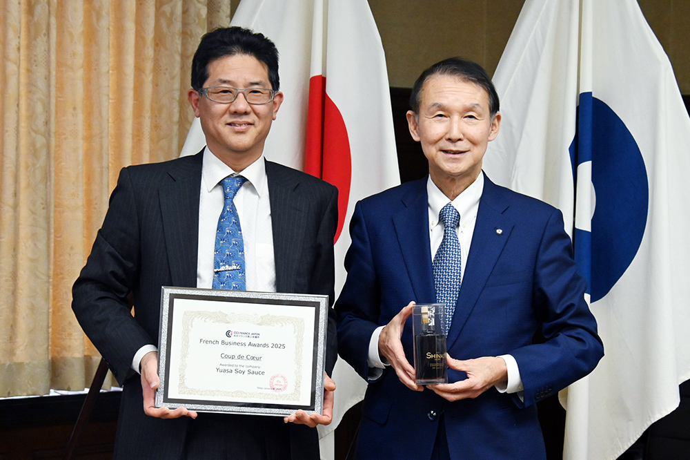 表彰状としょうゆを手に新古代表㊧と岸本知事