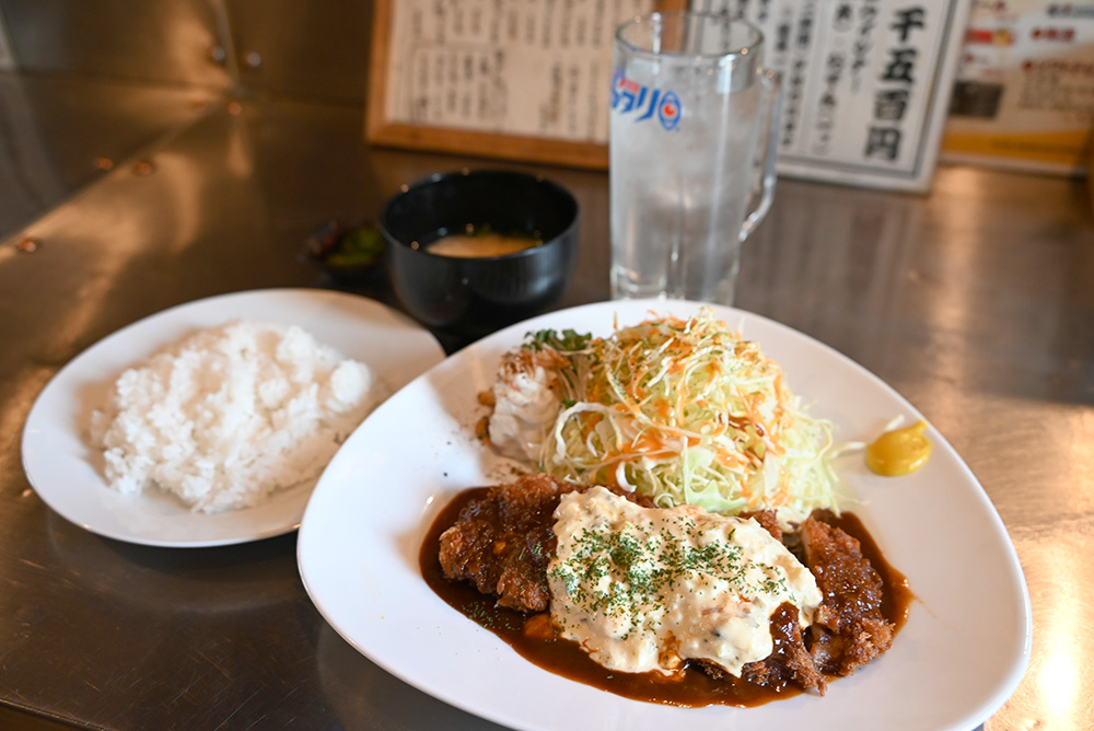 タルタルソースがのったモモデミカツ定食