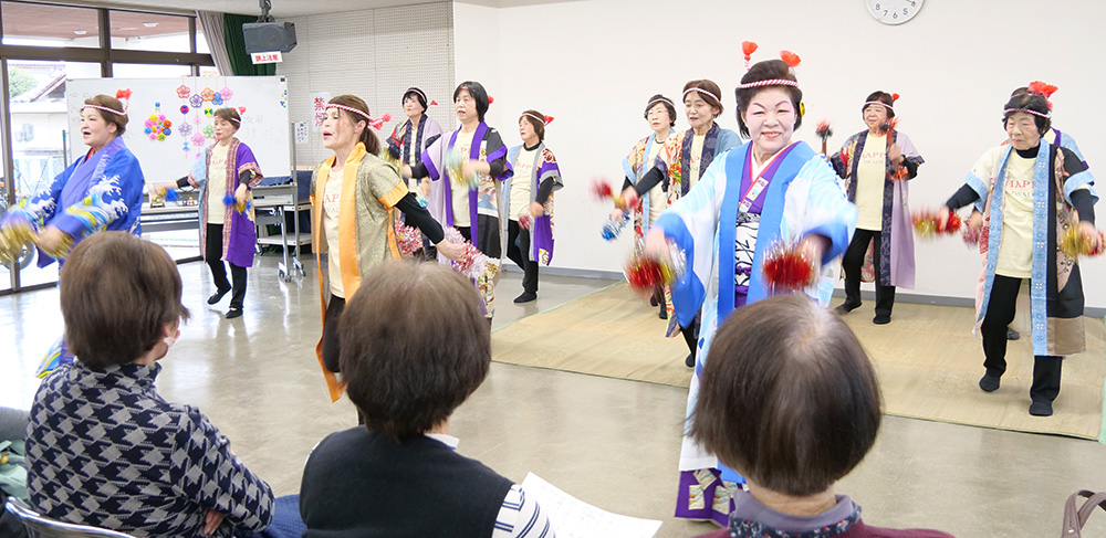 １００歳音頭でにぎやかに盛り上げるメンバー