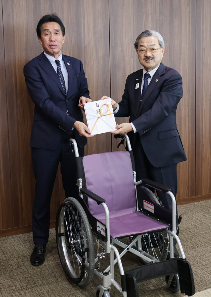 目録を手渡した坂東会長㊧と中井会長