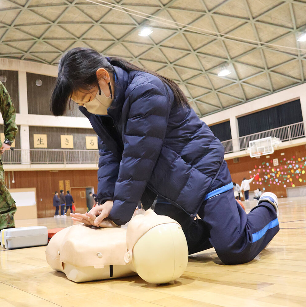 胸骨圧迫をする生徒