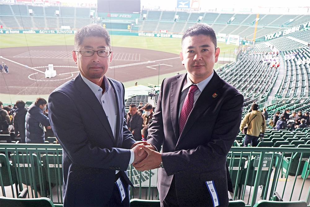 市和歌山の半田監督㊧と横浜の村田監督(１７日、甲子園)