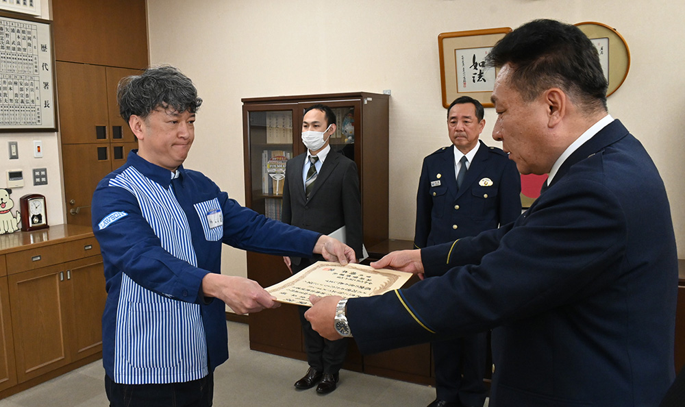 橋本署長㊨から感謝状を受け取る保田オーナー