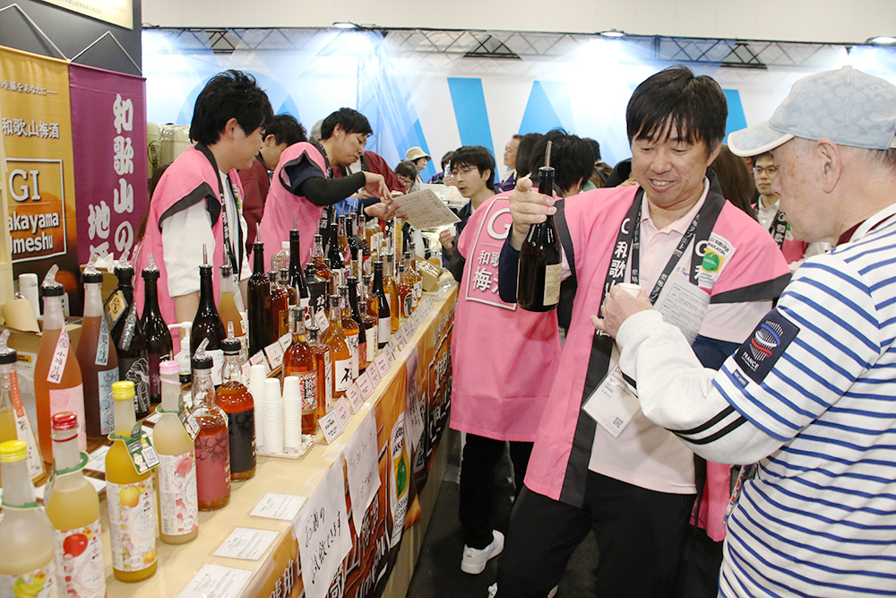 県産の梅酒や清酒が並ぶ会場