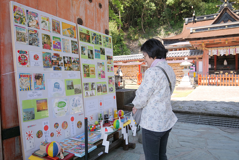 懐かしそうに展示を見つめる参拝客