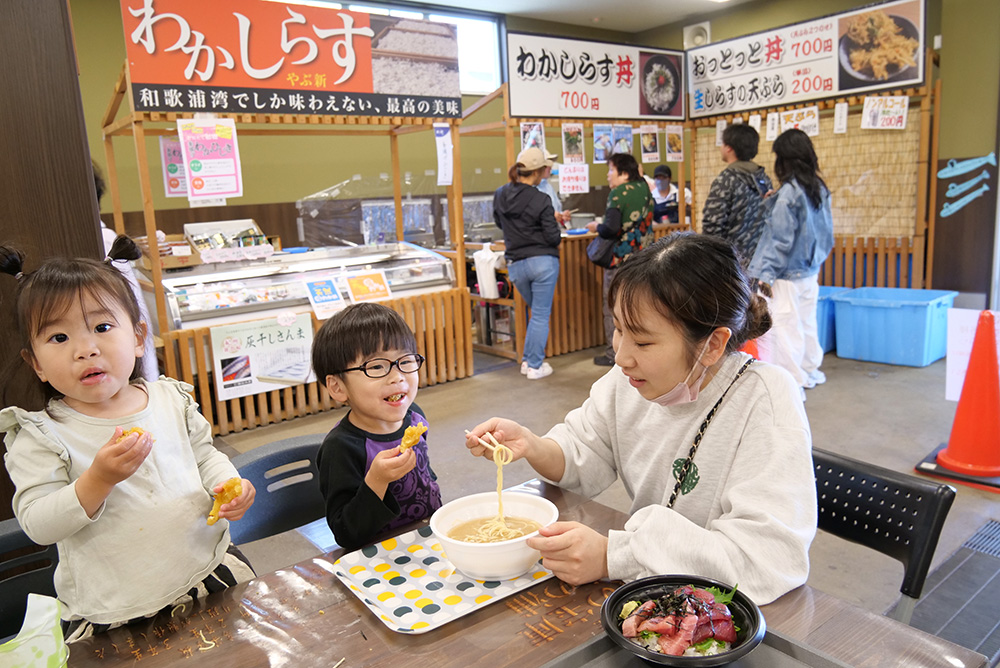 新鮮な海の幸を堪能する家族連れら