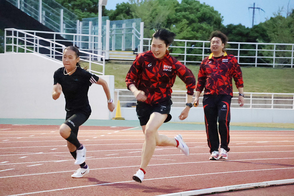 練習に励む(右から)古川代表取締役、原選手、片山選手