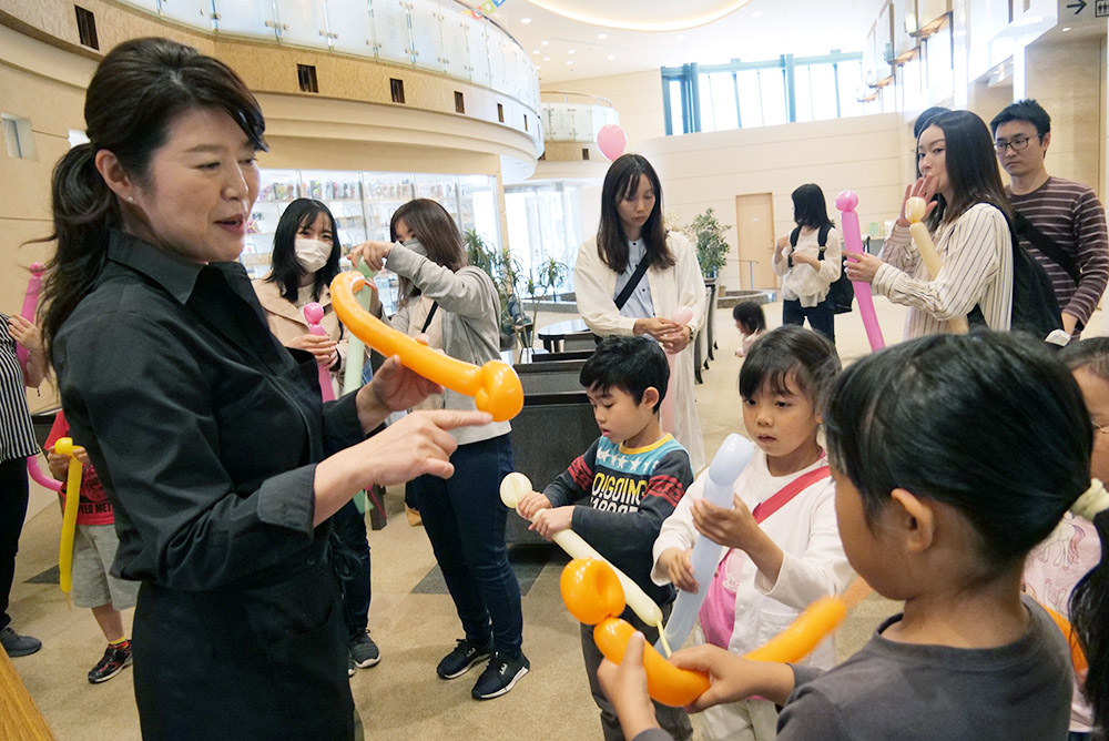 風船で花を作る子どもたち