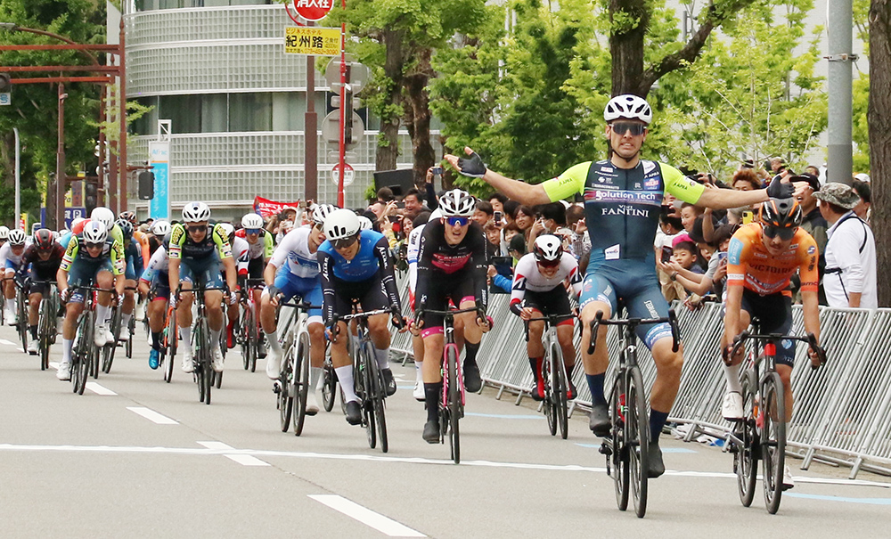両手を広げてゴールするドゥシャン選手(右から2人目)