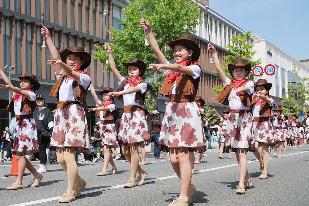 笑顔でパフォーマンスする子どもたち