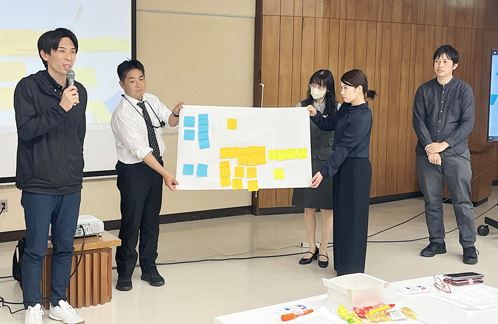 それぞれ考えたアイデアを発表(岩出市提供)