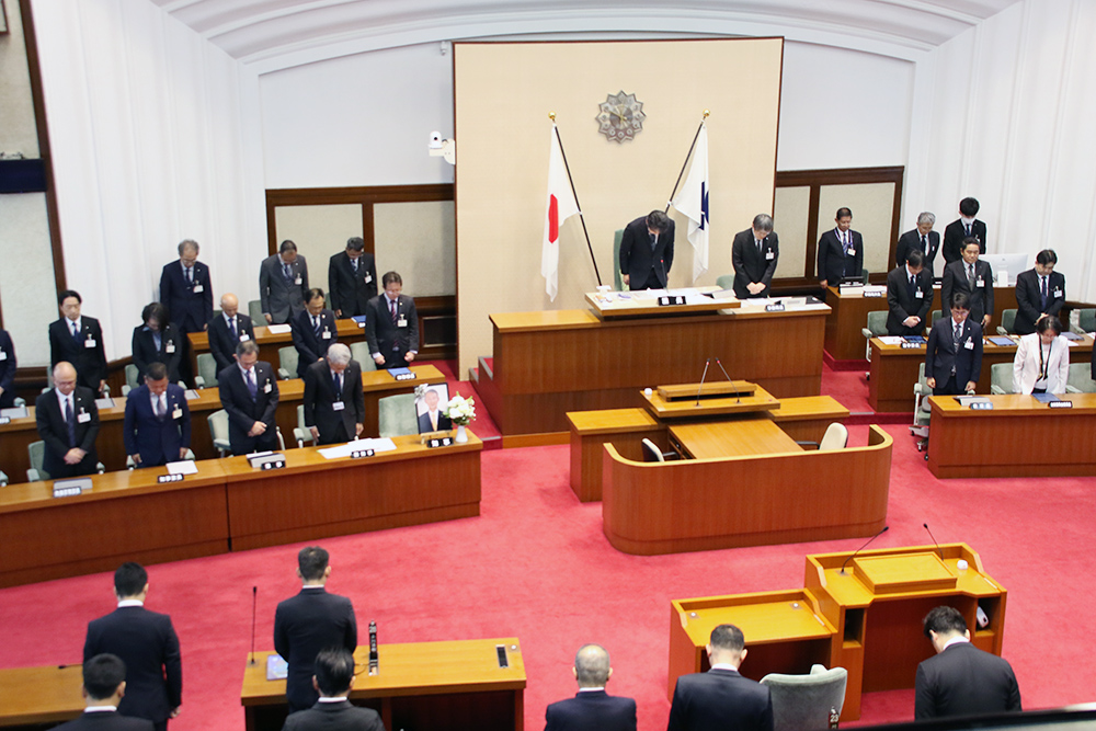 岸本前知事を追悼する黙とうを行う県議、県職員ら