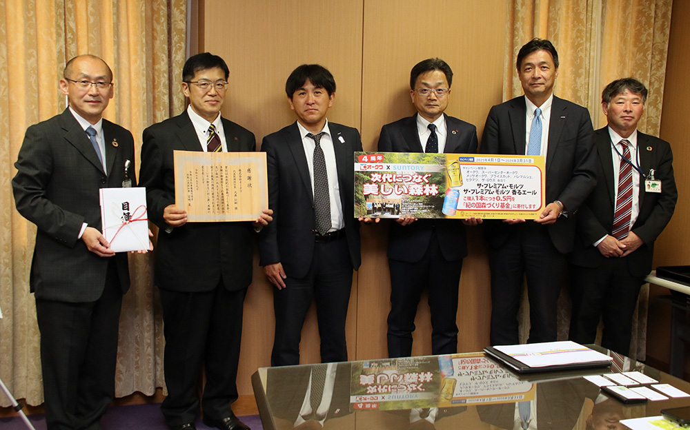 贈呈式に出席した(左から)小川技監、武田専務、松谷統括支社長ら