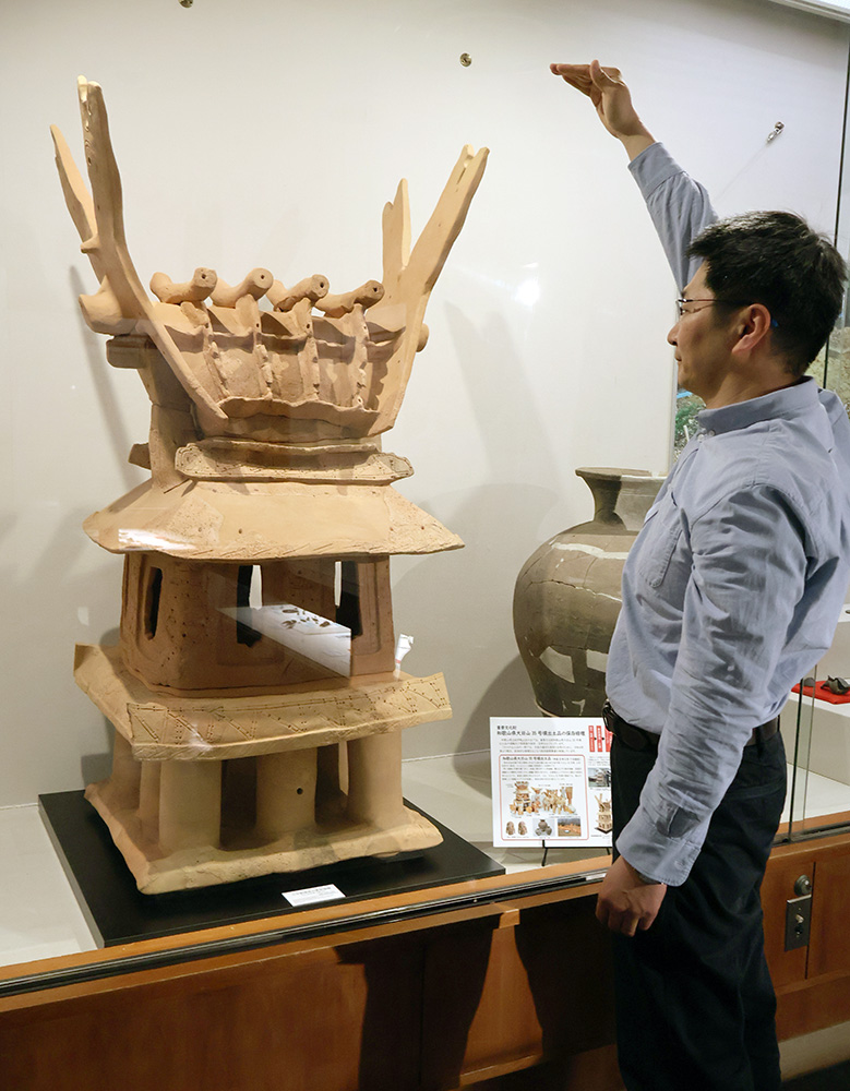 修復を終えた家形埴輪と萩野谷学芸員