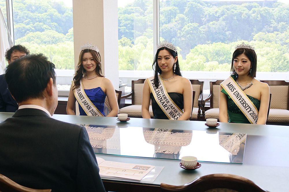 和歌山代表の(右から)平野さん、橋さん、三崎さん