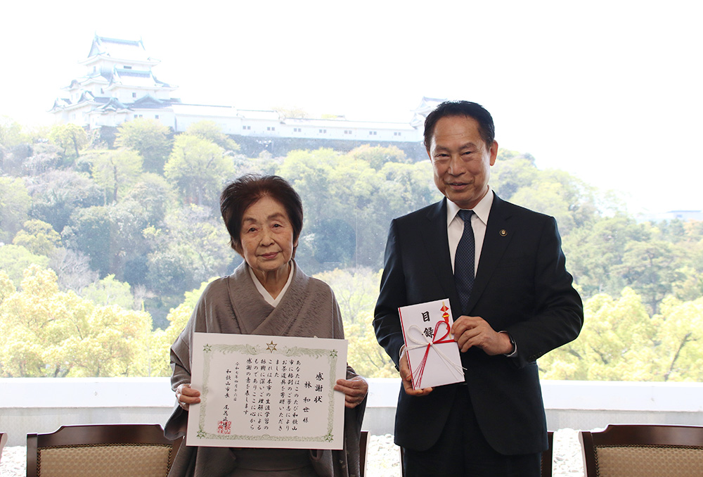 感謝状を手にする林さん㊧と尾花市長