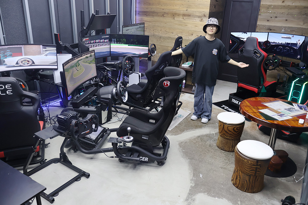 ｅスポーツ施設内では食事も楽しめる（中央は光夢さん）