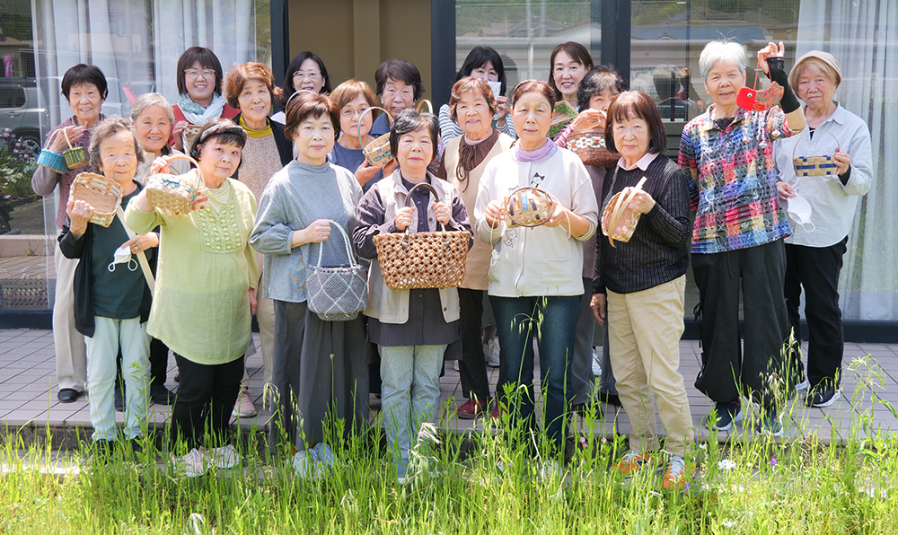 手芸を楽しむメンバー