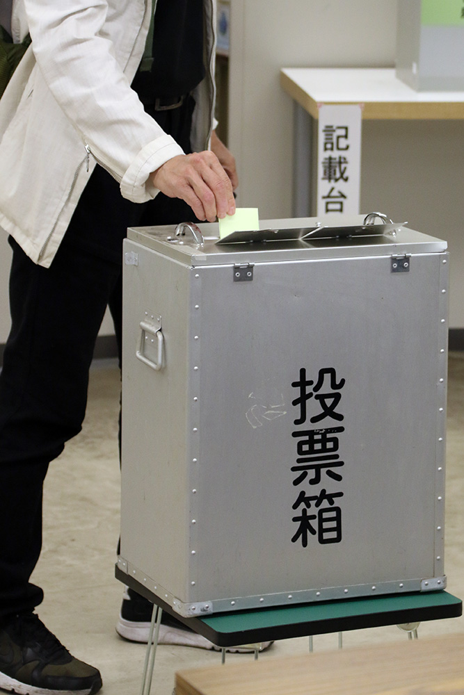 期日前投票をする有権者(和歌山商工会議所)