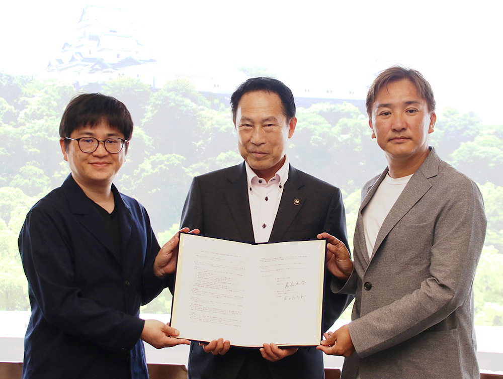 協定書を手に(左から)前田代表理事、尾花市長、古澤会長