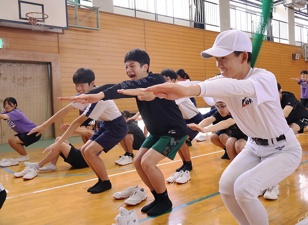 ストレッチする生徒ら