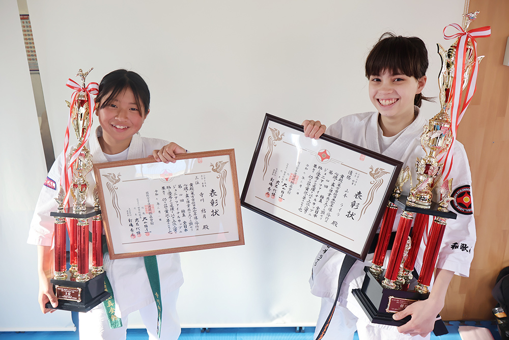 優勝した山本さん㊨と３位の寺川さん